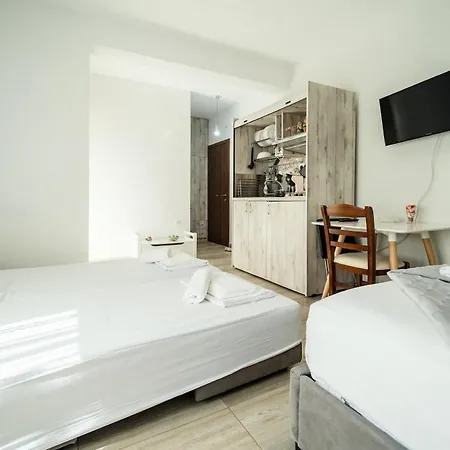 Seaside In Nea Peramos, Sleeps 4 Lägenhet *